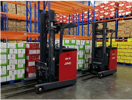 O mastro da empilhadeira de JAC 2 Ton Electric Standup Reach Truck move para a frente Cdd15q