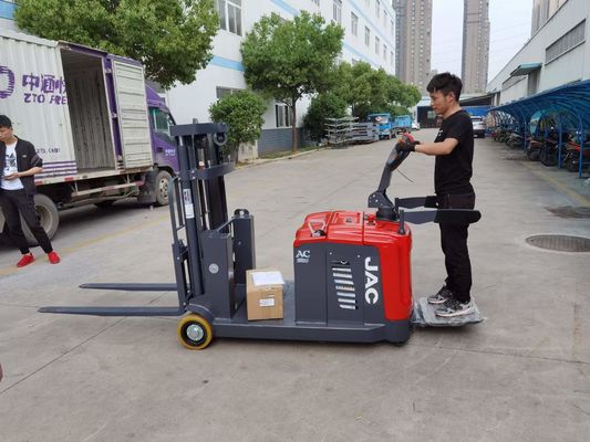 A empilhadeira contrabalançada elétrica Walkie escarrancha os empilhadores 1500kg