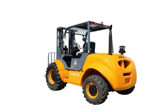 Comprima o equipamento do transporte de materiais de dois caminhões de empilhadeira do terreno áspero da roda